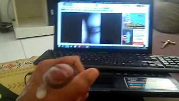 batendo uma punheta gozando no xvideos