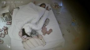 流出酒店偷拍 美女生日穿上性感黑絲情趣睡衣被男友翻來覆去操2