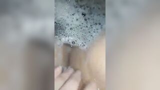 Eighteen sluts masturbates inside the bathtub