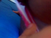 Parlo al telefono con la mamma mentre il porcone mi stuzzica la figa