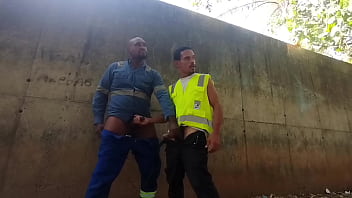 Trabalhadores transando escondido atr&aacute_s da obra no hor&aacute_rio de trabalho