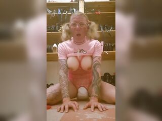 Diapered sissy rides sex-toy and opens diaper