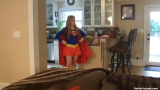 La cosplayer di Supergirl viene trattenuta in una tuta e presa in giro da Wonder Woman