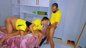 chamei os amigos que estava de saidinha da cadeia pra assistir o jogo em casa, so que como eles estavam um tempo la dentro quis se aliviar antes