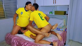 chamei os amigos que estava de saidinha da cadeia pra assistir o jogo em casa, so que como eles estavam um tempo la dentro quis se aliviar antes