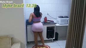 vitoria beatriz na cozinha fazendo almoco eu nao resistir ver aquelo rabo virado pra me e fudi aquelo cu gostoso