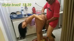 vitoria beatriz na cozinha fazendo almoco eu nao resistir ver aquelo rabo virado pra me e fudi aquelo cu gostoso