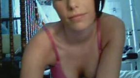 This hot webcam model with well-matured tits knows how to make me horny