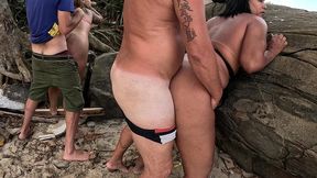 aventuras do casal mattos - entramos numa trilha pra chegar em uma praia e fazer aquela suruba em publico