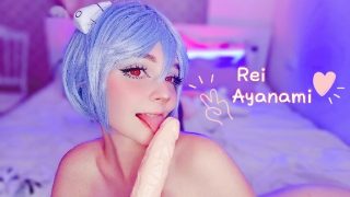 Rei Ayanami, een cosplayende slet met schattige kleine borsten, wordt geneukt in een hentai-clip.