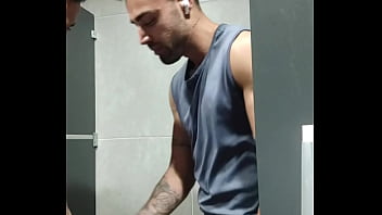 o cara ficou me olhando durante o treino, levei ele pro banheiro e coloquei para mamar