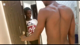 Suihinotto, ratsastus, musta, isä, mies – hardcore-elokuva laihoista teinihomohuorista, joita nussitaan perseeseen