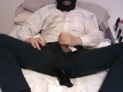 trajeado con corbata jugando con dildo y corriendose