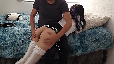 pequeñita estudiante recibe castigo ejemplar por parte de su papi