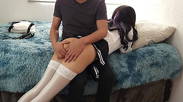 pequeñita estudiante recibe castigo ejemplar por parte de su papi