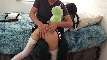 pequeñita estudiante recibe castigo ejemplar por parte de su papi