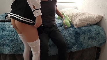 pequeñita estudiante recibe castigo ejemplar por parte de su papi