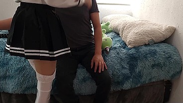 pequeñita estudiante recibe castigo ejemplar por parte de su papi