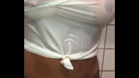 Trecho - Esposa se exibindo para o comedor tomando banho bronzeada e de camiseta molhada depois da praia. - Completo no XVIDEOS RED