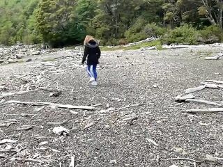 Je veux baiser alors mon homme m’attrape et me rempli en face du glacier