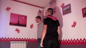 un ouvrier se fait sucer par son client