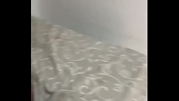 Moreninha casada hotwife sofrendo na rola do neg&atilde_o dotado na frente do corno