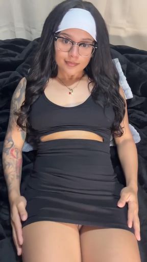 Curvy blonde pro rubs her clit while jilling off solo