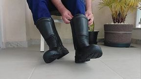 PUTTING ON THE WORK BOOT - MLV03 (65C32)