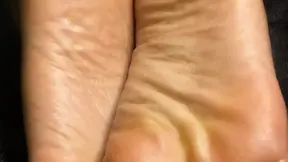 Ebony Girl Gives Closeups of Her Soles & Feet