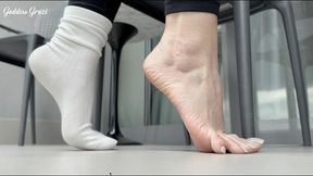 I narrate every second while you worship my feet - Goddess Grazi (MP4-HD1080p)