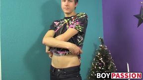 Naughty gay Chad Hollywood drills ass with toy and wanks off