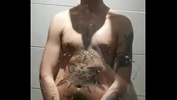 Tu me rejoins sous la douche..? Hum.. elle est si chaude..