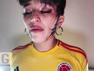 Voy a ver el partido y Encuentro a mi novia follando con otra chica y termino llenándola de sperm