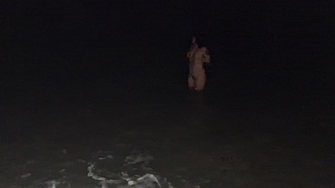 Novinha safada ficou peladinha no mar a noite enquanto o namorado filmava