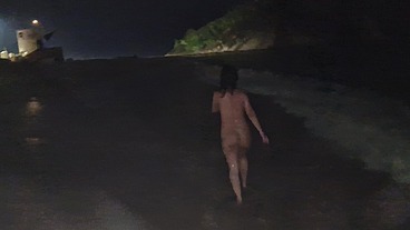 Novinha safada ficou peladinha no mar a noite enquanto o namorado filmava