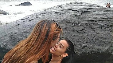 Espiando as danadinha na praia e fomos vistos, e acabamos se envolvendo no meio da putaria * amor e sexo *