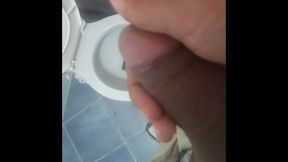Me masturbo en el baño de my tia