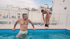 encontre en la piscina de mi edificio un delicioso brasileno xl y me dejo sus mecos en mi agujero