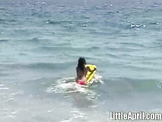 Masturbating bikini teen goes solo