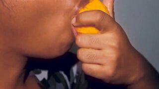 Hottie mouth black having fun with a mango