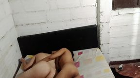 le doy un buen sexo a mi hermanastra mientras su novia durm a su lado.