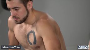 Mencom - Fit Folks Dante Colle & Michael DelRay No Condom Smash in the Gym