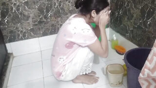 Une fille canon se fait défoncer le cul dans la salle de bain