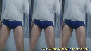 V&iacute_deo fetiche en trusa azul marino Alejandro Mistral