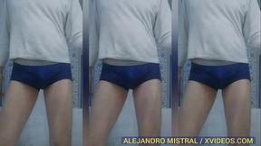 V&iacute_deo fetiche en trusa azul marino Alejandro Mistral