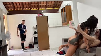 Peguei no flagra a Sabrina Prezotte comendo a Badmelli, n&atilde_o resisti me juntei e fodi com as duas