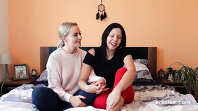 Ersties - Heiße lebische P-O-V Action mit Julia P. & Victoria