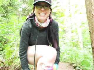 Nerdy Faery Does a Standing Urinate