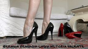 Göttin der hohen Absätze zeigt ihre sexy schwarzen Lack Peeptoes High Heels