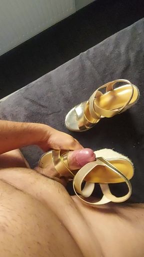 Amateur babe in sandals shows off her shoes and feet